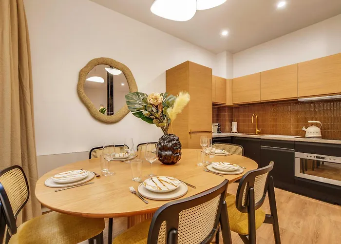 Beaufitul Apmt - Ac -2br-6p- Notre Dame Appartement *